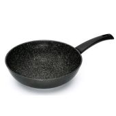 Saltapasta Wok con rivestimento interno in pietra lavica Esterno in vernice PTFE nero Manico saldato in BACHELITE Compatibile con cucina a induzione Dim- ø cm. 28 Modello PI9728IN