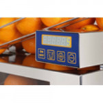 Spremiagrumi automatico professionale in acciaio inox Frucosol con contatore digitale delle arance Modello F50C Produzione 20-25 arance al minuto Max. ø 85 mm N. 2 contenitori di stoccaggio rifiuti